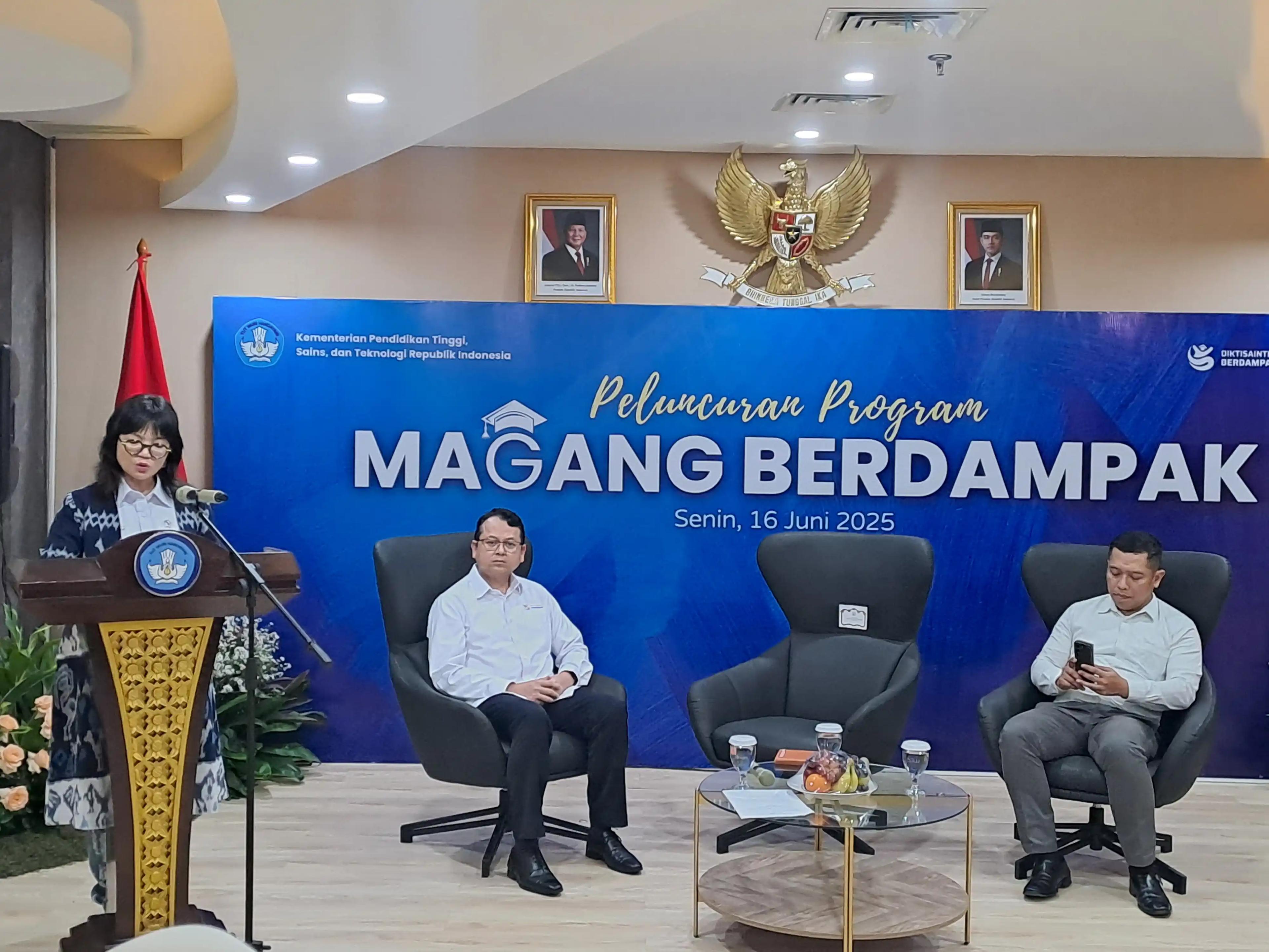 Wamen Diktisaintek  Prof. Stella Christie, Ph.D.,  saat peluncuran  Program Magang Berdampak Kemendiktisaintek . (Fotof. Rizal(