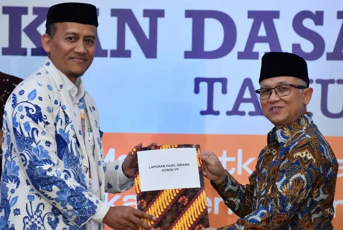 Wamendikdasmen Atip Latipulhayat menerima hasil rumusan dari sembilan komisi Konsolnas  2026 (foto. rizal siregar)