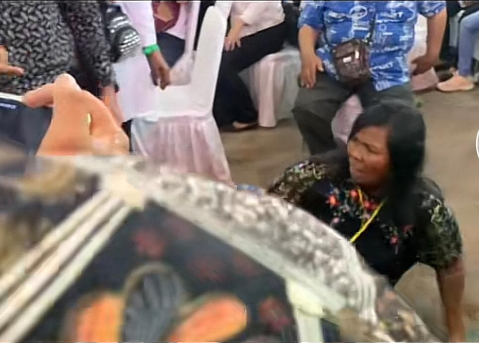 Wanita Siram Air dan Lempar Sandal Saat Jokowi Hadiri Acara Bobby Nasution
