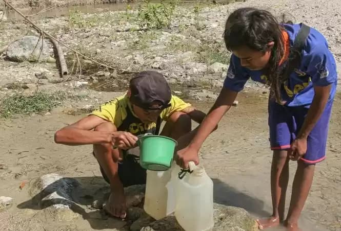 Warga Ambil Air Bersih di NTT