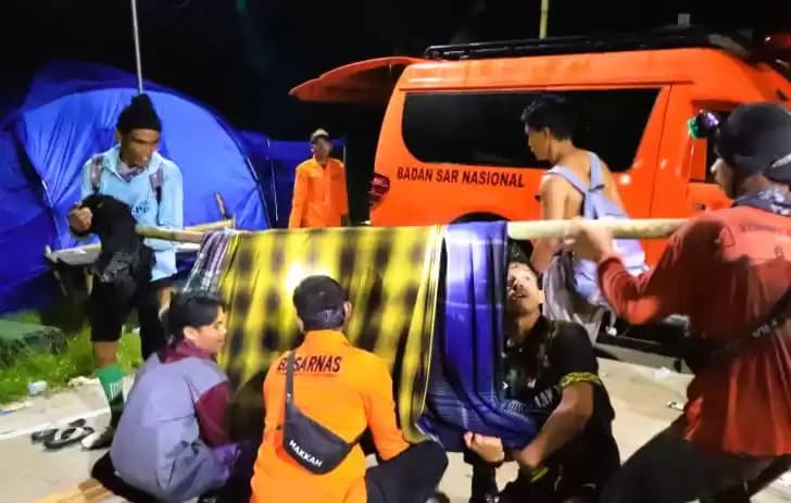 Warga bersama personel Basarnas mengevakuasi korban selamat longsor di lokasi tambang emas