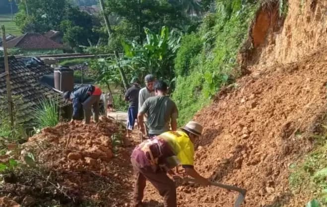 warga kampung cigorolong