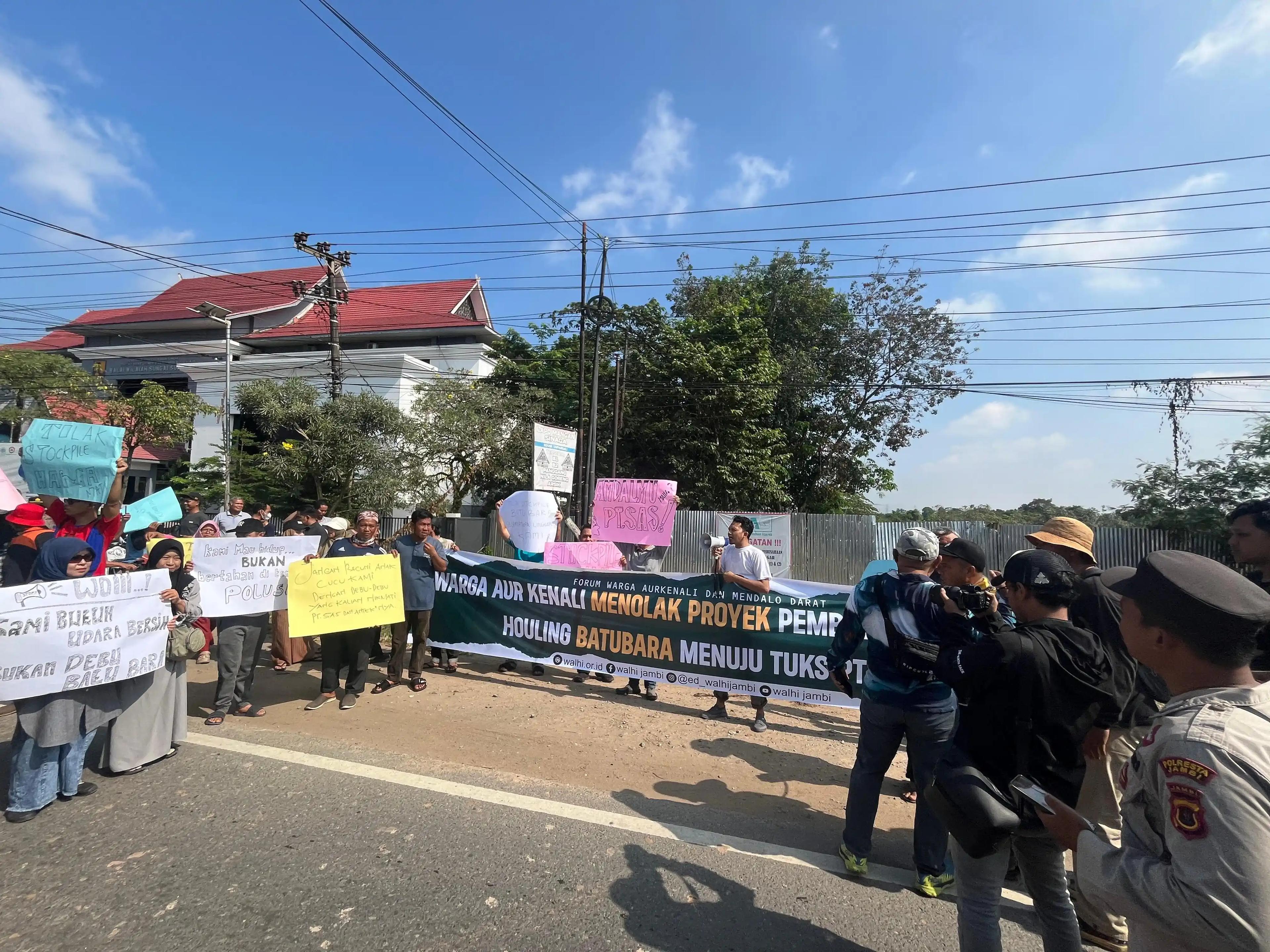 Warga Kelurahan Aur Kenali dan Mendalo Darat menggelar aksi damai menolak pembangunan jalan hauling dan stockpile batubara oleh PT. Sinar Anugrah Sentosa