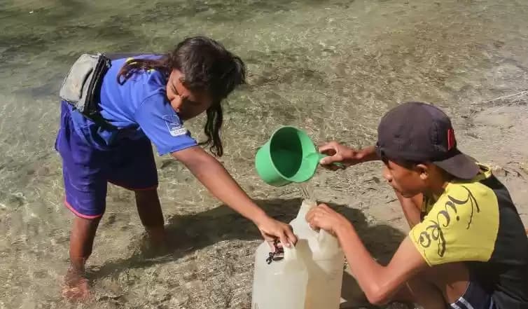 Warga mbil air bersih dari sungai di Desa Oesusu, Kabupaten Kupang, Nusa Tenggara Timur