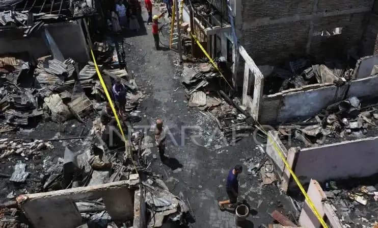 Warga mencari barang-barang berharga usai terjadi kebakaran