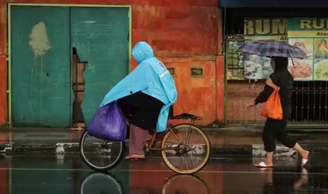 Warga menerobos hujan