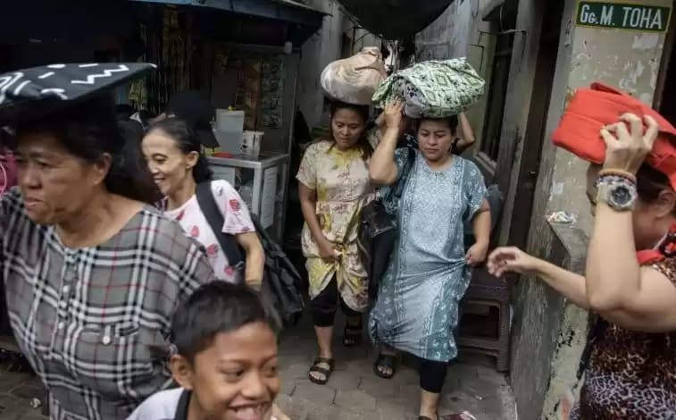 Warga mengikuti simulasi tanggap bencana dalam festival ruang publik