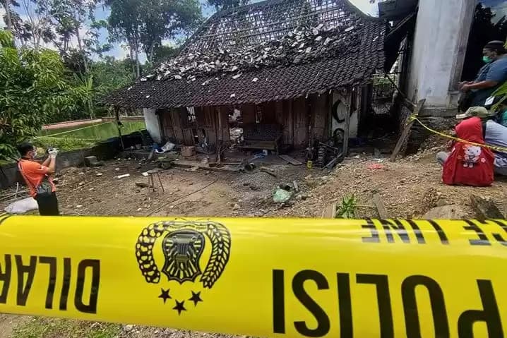 Warga menyaksikan proses olah TKP ledakan petasan