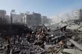 Warga Palestina berkumpul di lokasi serangan Israel terhadap rumah-rumah, saat konflik antara Israel dan kelompok Islam Palestina Hamas berlanjut, di Khan Younis di selatan Jalur Gaza, 26 Oktober 2023