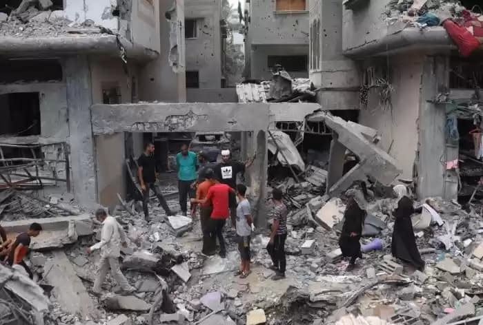 Warga Palestina memeriksa kerusakan dan puing-puing sehari setelah operasi
