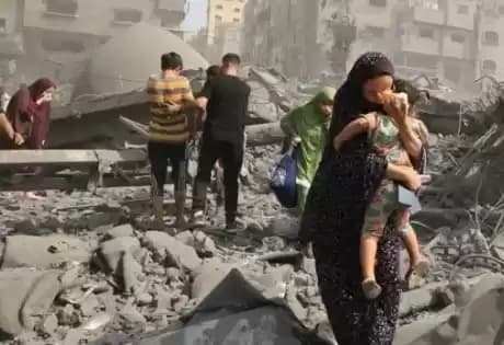 Warga Palestina mengungsi setelah Israel menggempur Masjid Sousi di Kota Gaza, 9 Oktober 2023.