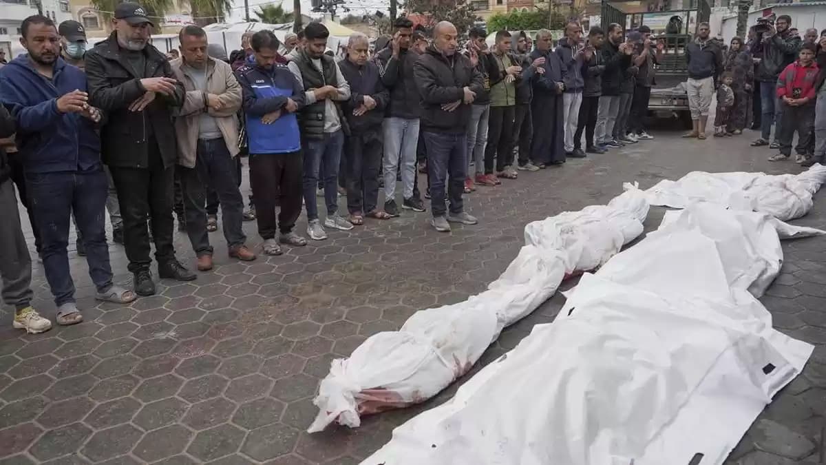 Warga Pelastina menyalatkan jenazah korban serangan Israel
