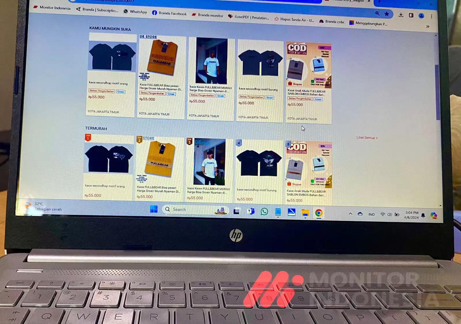 Warga sedang belanja online