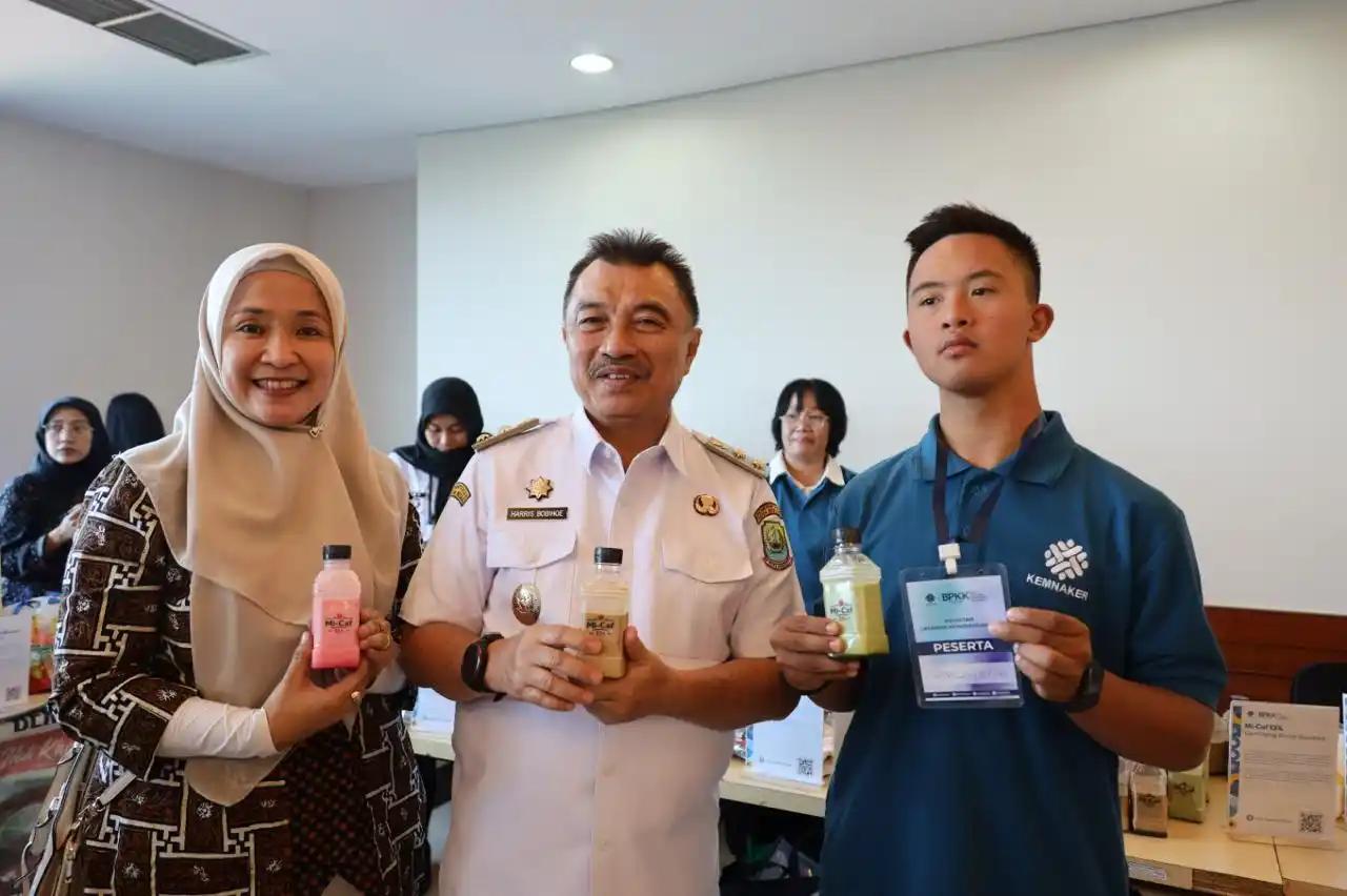 Wawali Kota Bekasi, Abdul Harris Bobihoe (tengah)