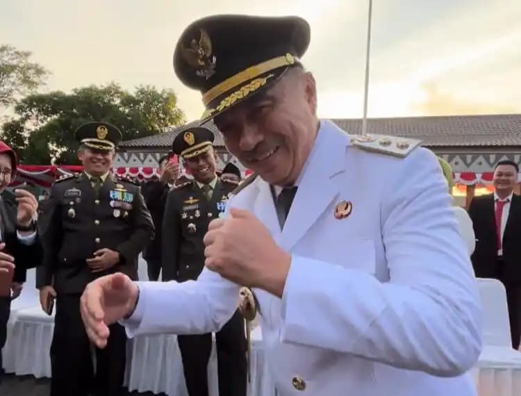 Wawali Kota Bekasi Berjoget Bersama Masyarakat