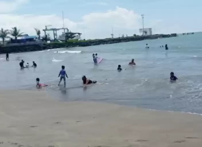 Wisatawan di pesisir pantai
