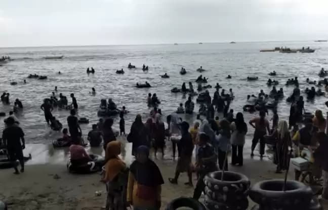 Wisatawan pantai Carita