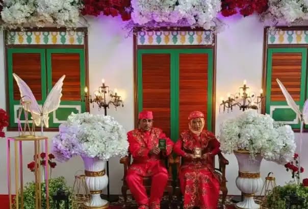 WNI pasutri foto dengan pakaian adat Betawi setelah mengikuti sidang isbat nikah