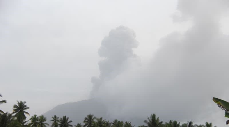 Gunung Ibu Meletus Lontarkan Abu Setinggi 1.000 meter