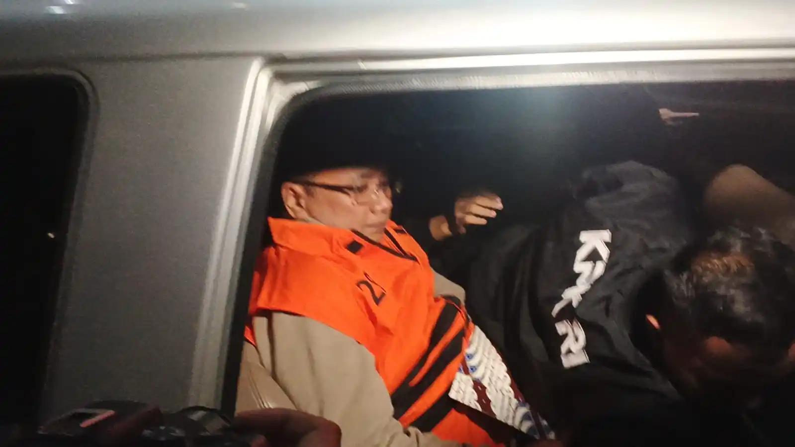 Yaqut Kenakan Rompi Tahanan KPK