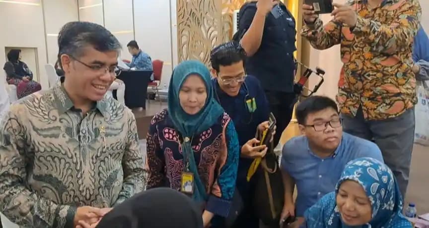 Yassierli saat berbincang degan pencari kerja di Job Fair 2025 di Gedung Kemnaker, Jakarta. (Foto. Rizal)