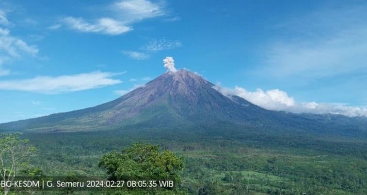 Gunung Semeru Erupsi Letusan Setinggi 1 Kilometer