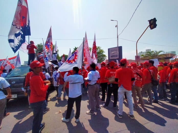 Nestle PHK Ratusan Karyawan, Buruh Lakukan Aksi